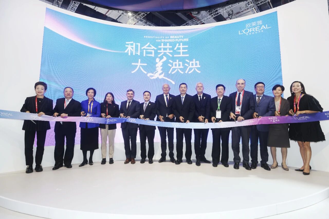第七届进博会-嘉宾共同揭幕欧莱雅主展台.jpg