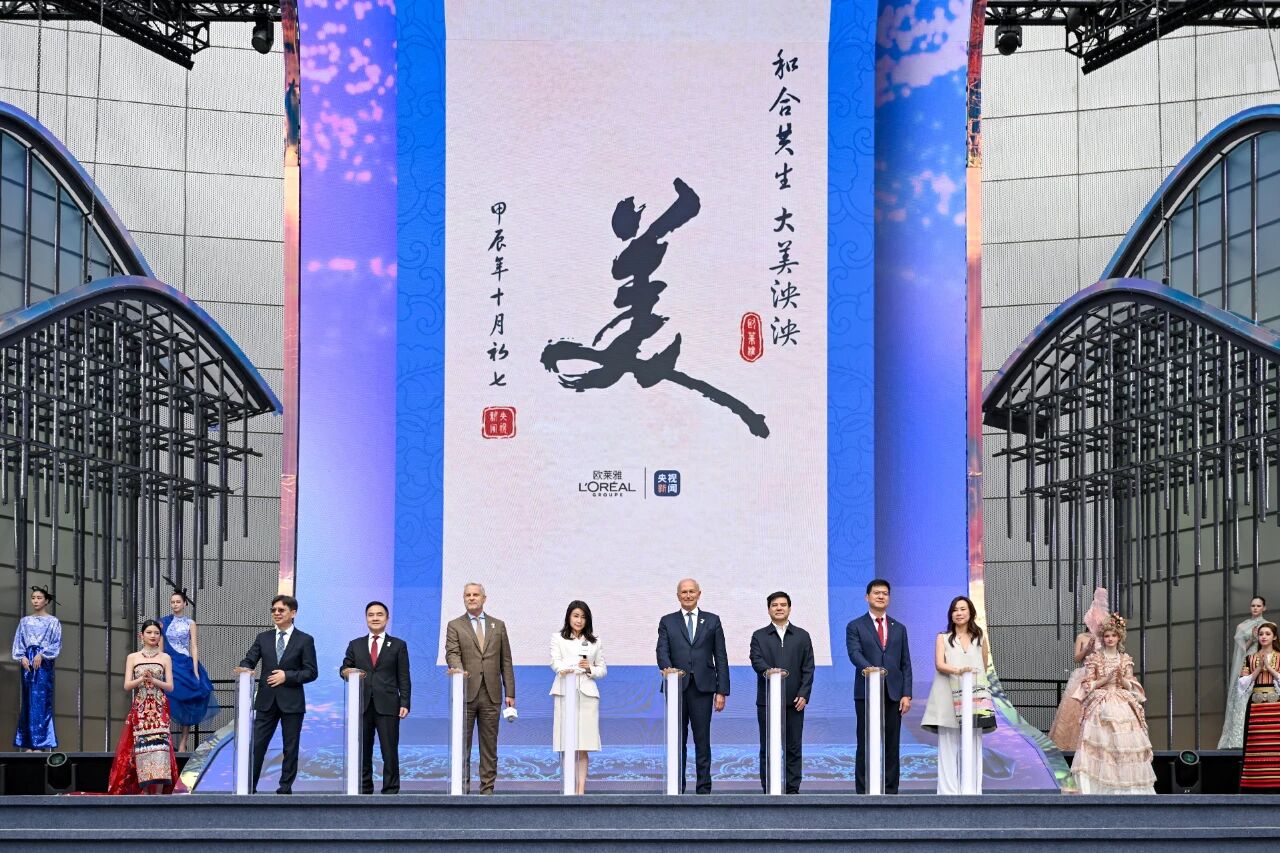 欧莱雅大秀 - 嘉宾共同展开“美之道”画卷.jpg