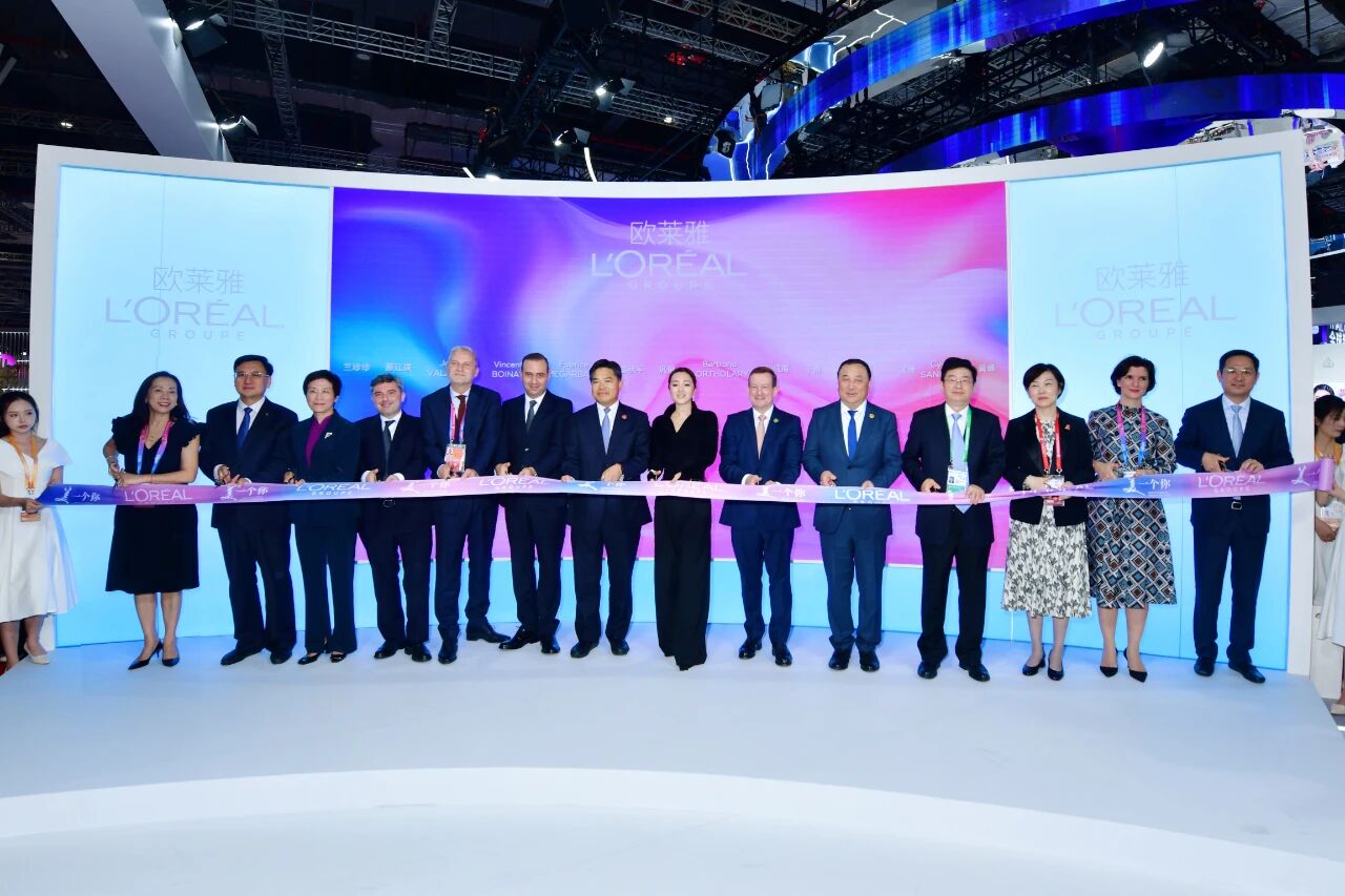 嘉宾共同揭幕欧莱雅主展台.jpg