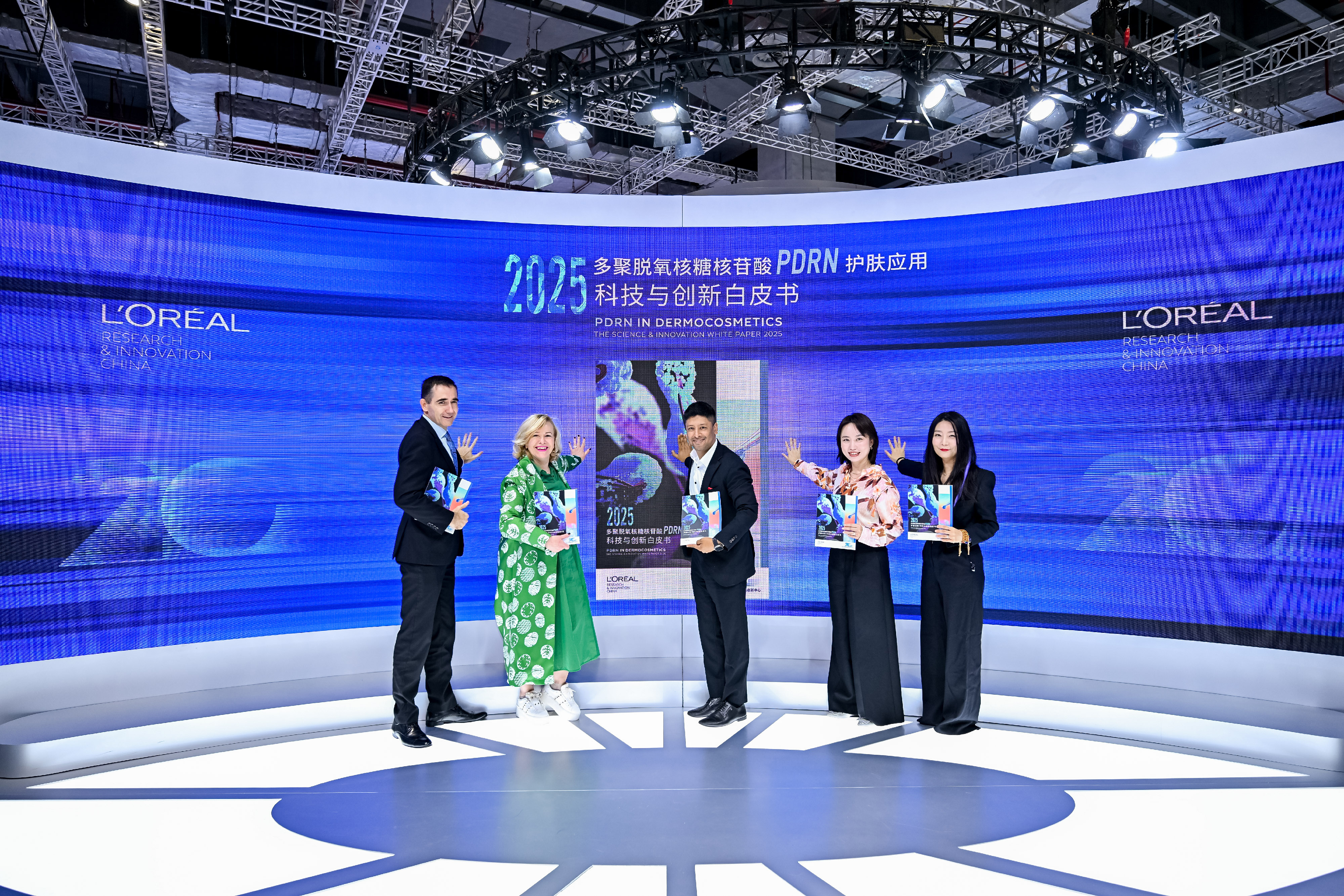 PDRN白皮书发布仪式（嘉宾从左至右：欧莱雅中国研发和创新中心总监白林（Xavier BLIN），欧莱雅集团全球研发、创新和科技事务副首席执行官Barbara LAVERNOS，欧莱雅北亚研发和创新中心副总裁容德明（Dhimoy ROY) ，兰蔻中国品牌总经理赛娜，以及巴黎欧莱雅中国品牌总经理孟颖琪）.jpg