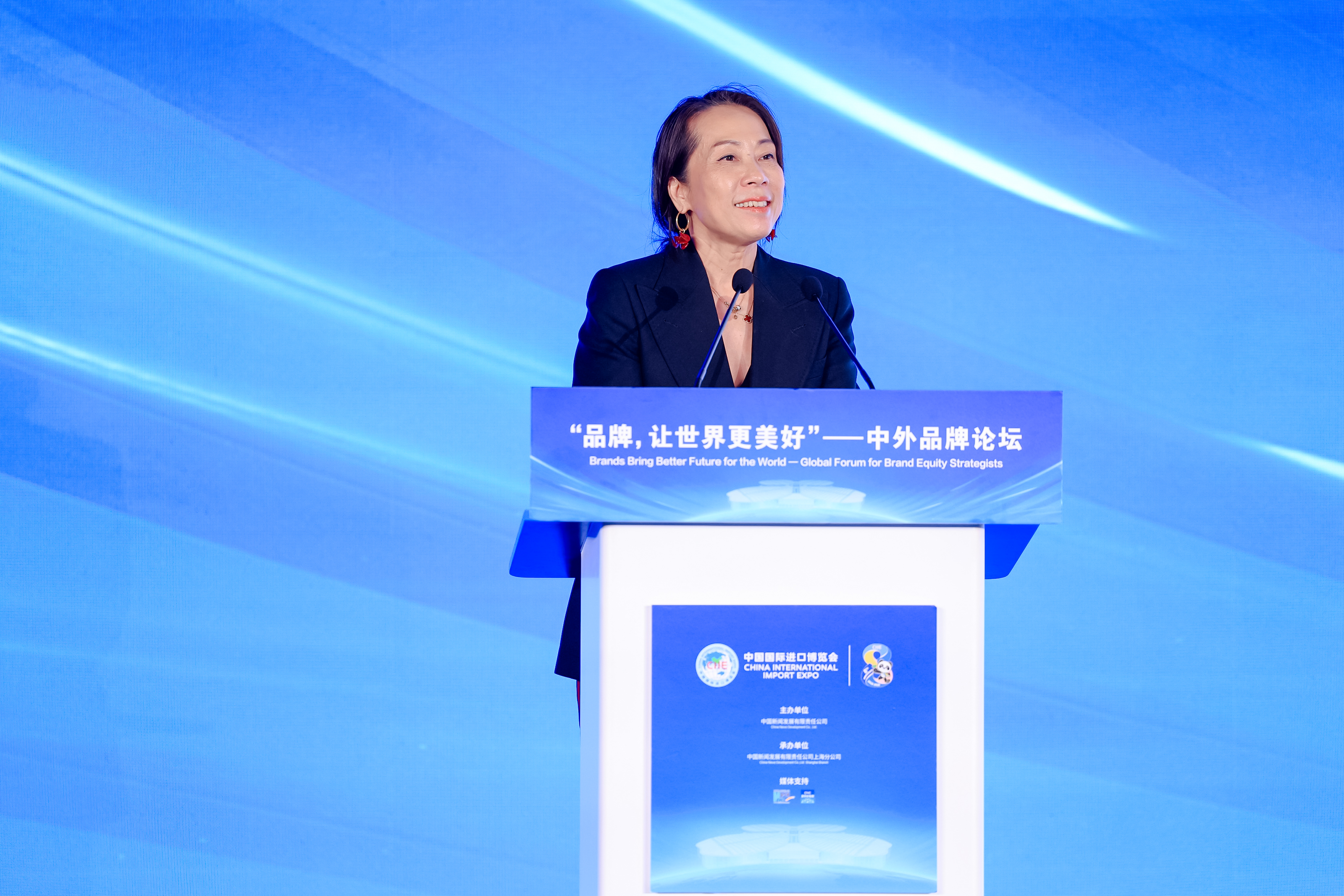 欧莱雅北亚及中国公共事务总裁兰珍珍主旨演讲.jpg 欧莱雅北亚及中国公共事务总裁兰珍珍主旨演讲.jpg